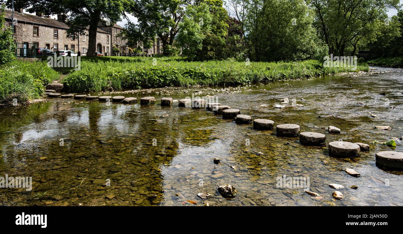 Trittsteine, die auf dem Fluss Aire in Gargrave, North Yorkshire, während eines trockeneren Zaubers gut frei von ruhigem Wasser sind Stockfoto