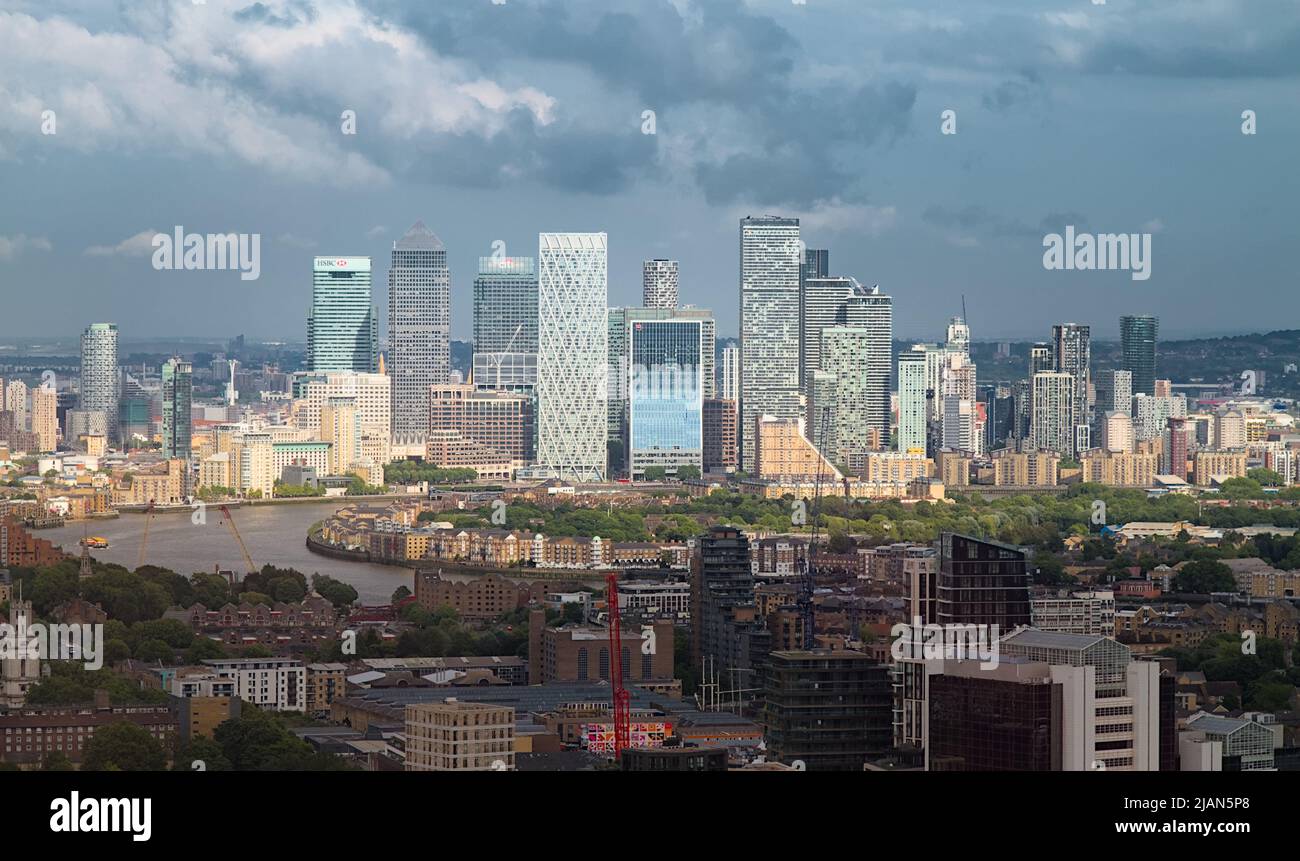 Wolkenkratzer entlang der Skyline von Canary Wharf, Londons Finanzviertel mit der Themse im Vordergrund Großbritannien Stockfoto