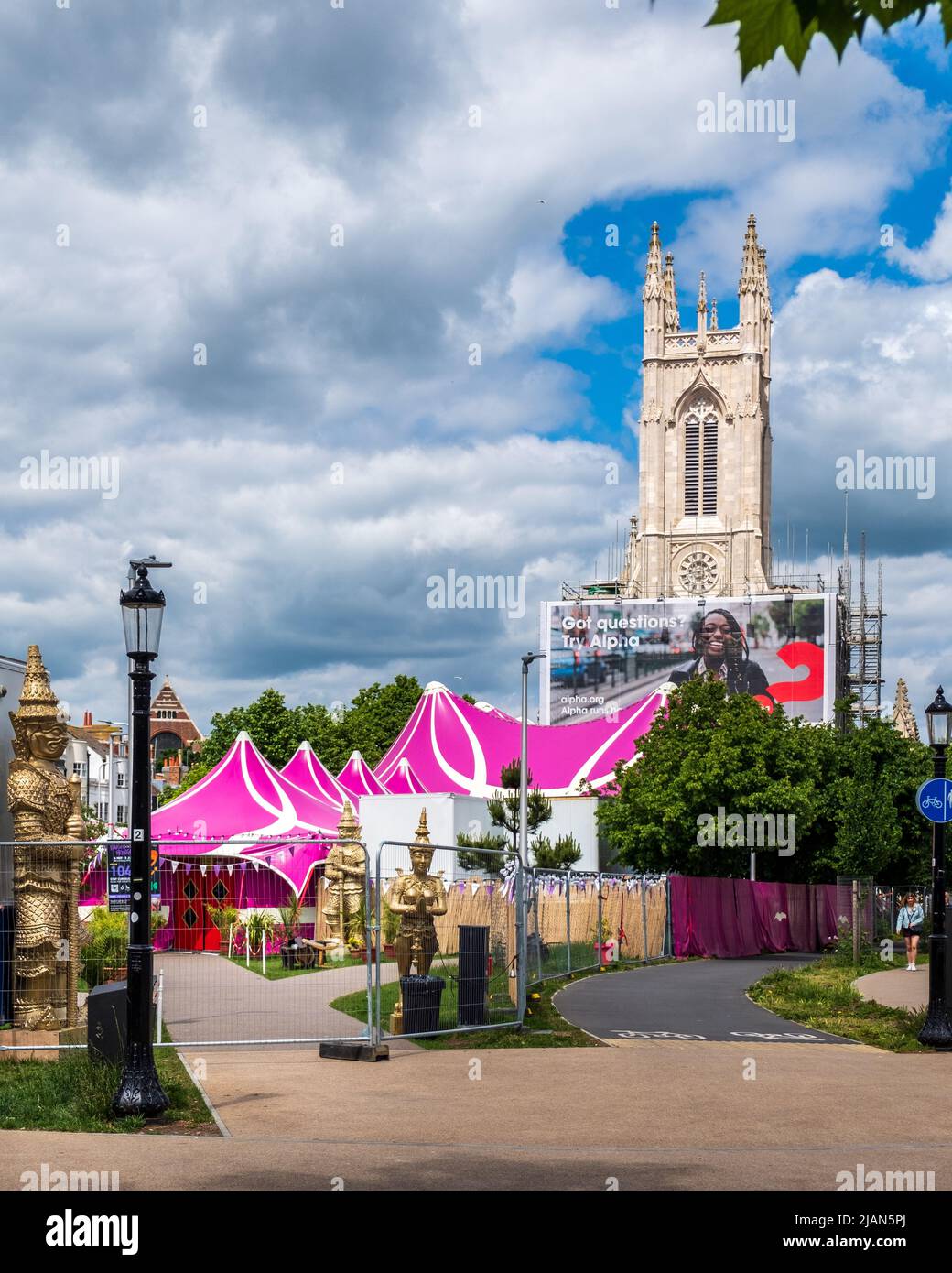 Am 2022. Mai kehren die Lady Boys of Bangkok wieder zum Brighton Festival Fringe zurück - vor der St. Peters Church. Stockfoto