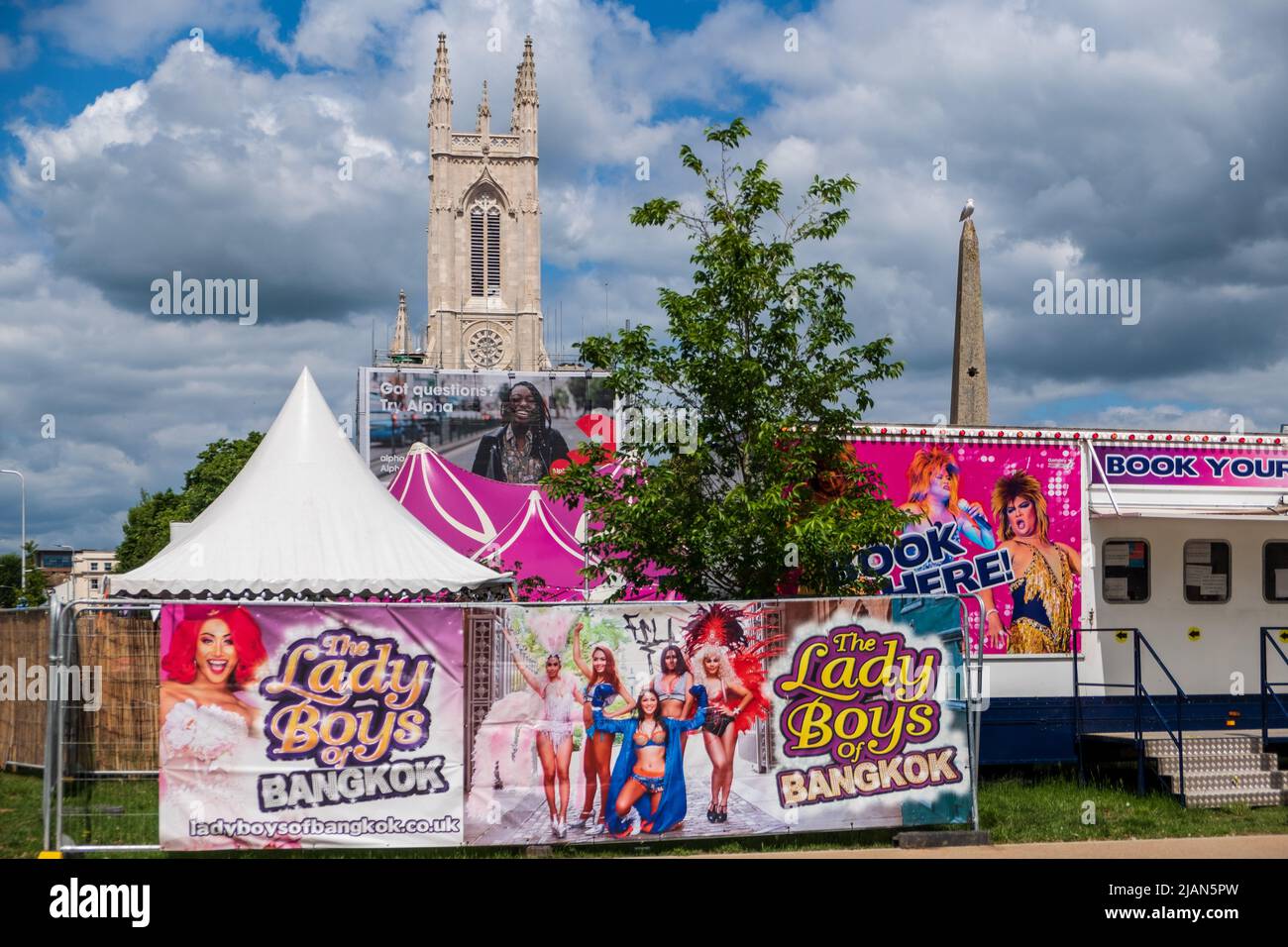 Am 2022. Mai kehren die Lady Boys of Bangkok wieder zum Brighton Festival Fringe zurück - vor der St. Peters Church. Stockfoto