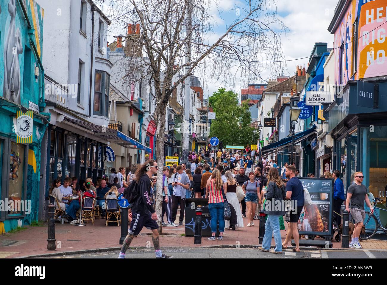 Eine typische geschäftige Samstagsszene auf der Gloucester Road in Brighton's populärster North Laine Stockfoto