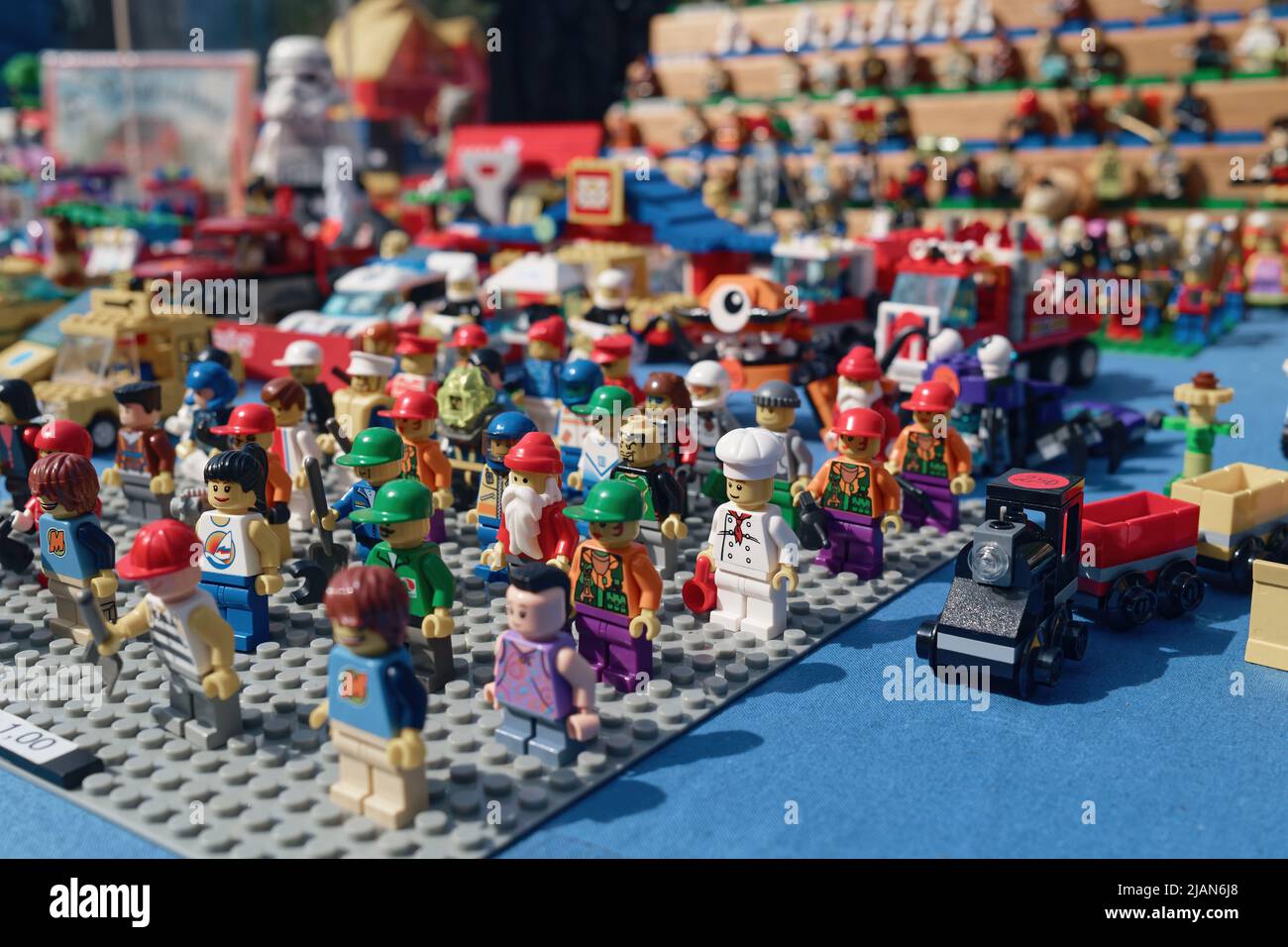 Verschiedene Plastikspielzeuge (LGO-Figuren) auf dem Flohmarkt in Hannover (Nr. 11) Stockfoto