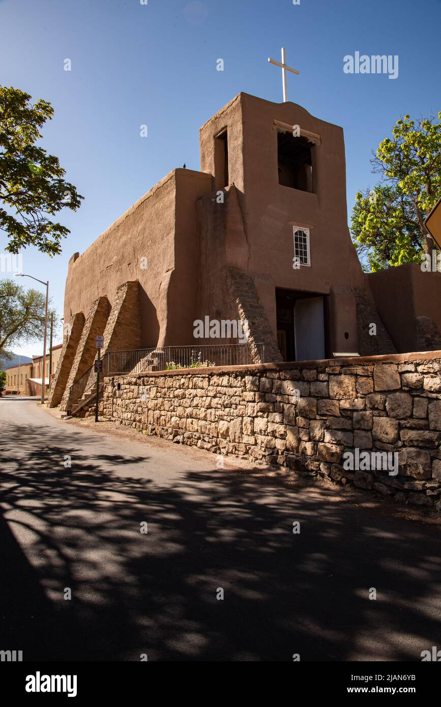 Die San Miguel Chapel, die älteste Kirche des US-amerikanischen Kontinents, wurde 1600s erbaut und befindet sich im historischen Viertel Santa Fe, New Mexico. Stockfoto