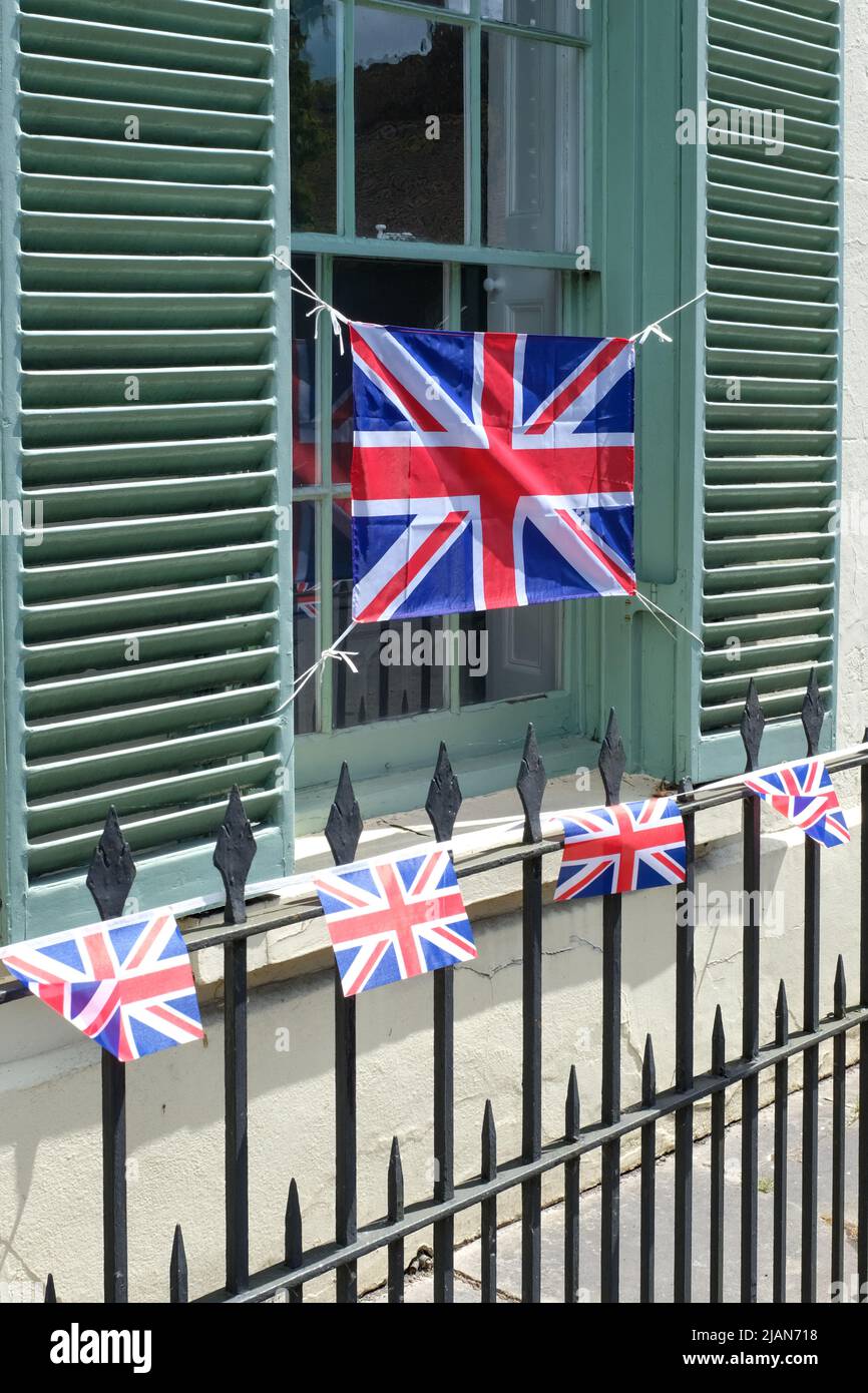 Union Flag auf dem Display vor einem großen Haus in Wilton, um das Platin-Jubiläum der Königin HM zu feiern. Juni 2022 Stockfoto