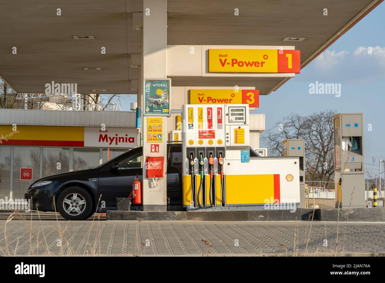 Royal Dutch Shell Tankstelle, Gaspumpen Seitenansicht. Shell V-Power. Gas, Benzin-Benzin-Industrie-Geschäft, Gaspreise, Kraftstoffverbrauch redaktionelles Konzept, Stockfoto