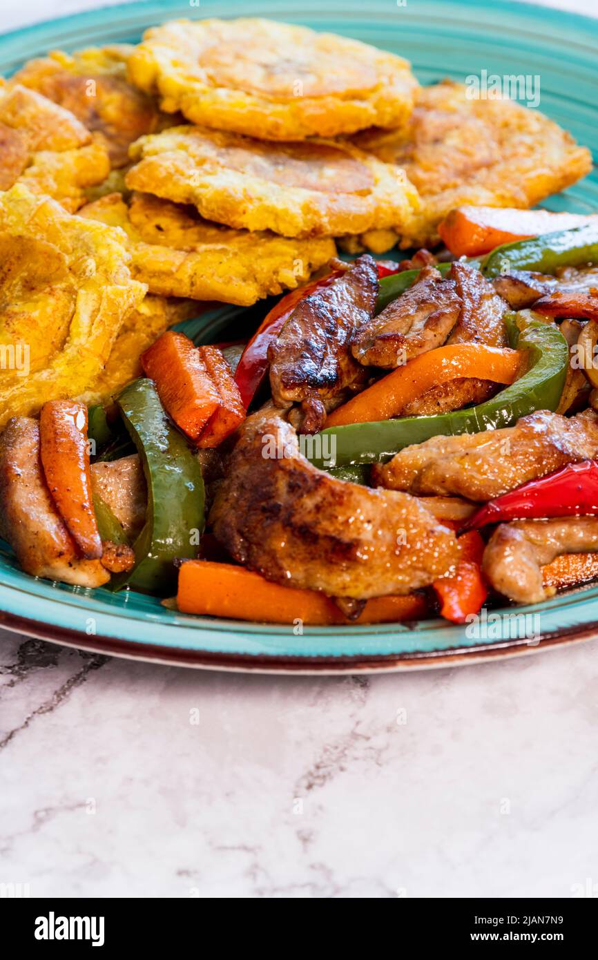 Gehacktes Steak oder Bistec Picao und Patacone oder Tostones sind frittierte grüne Kochbananen, die mit grünen Kochbananen, typisch lateinisches Essen, Panamá, zubereitet werden Stockfoto