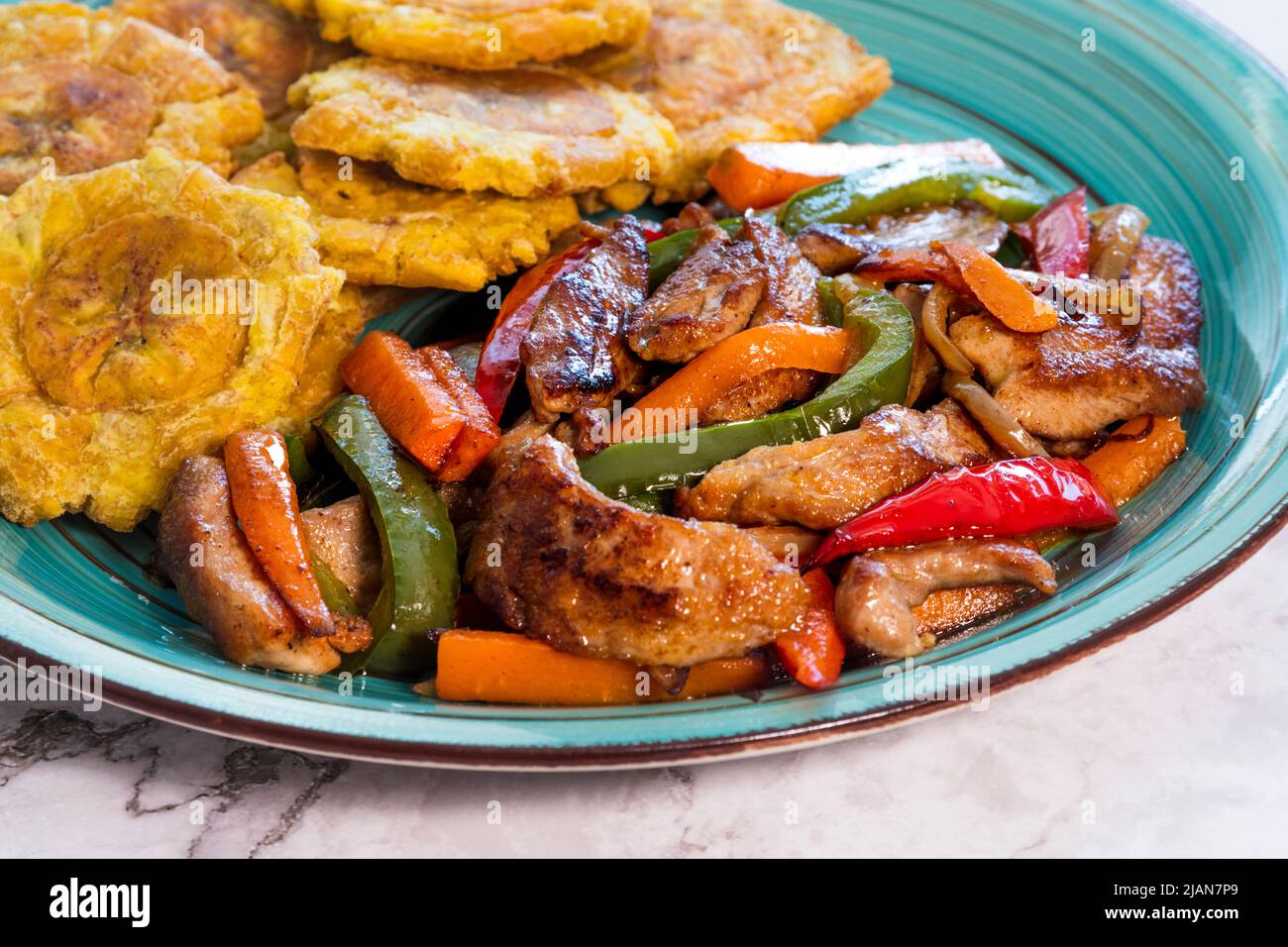 Gehacktes Steak oder Bistec Picao und Patacone oder Tostones sind frittierte grüne Kochbananen, die mit grünen Kochbananen, typisch lateinisches Essen, Panamá, zubereitet werden Stockfoto