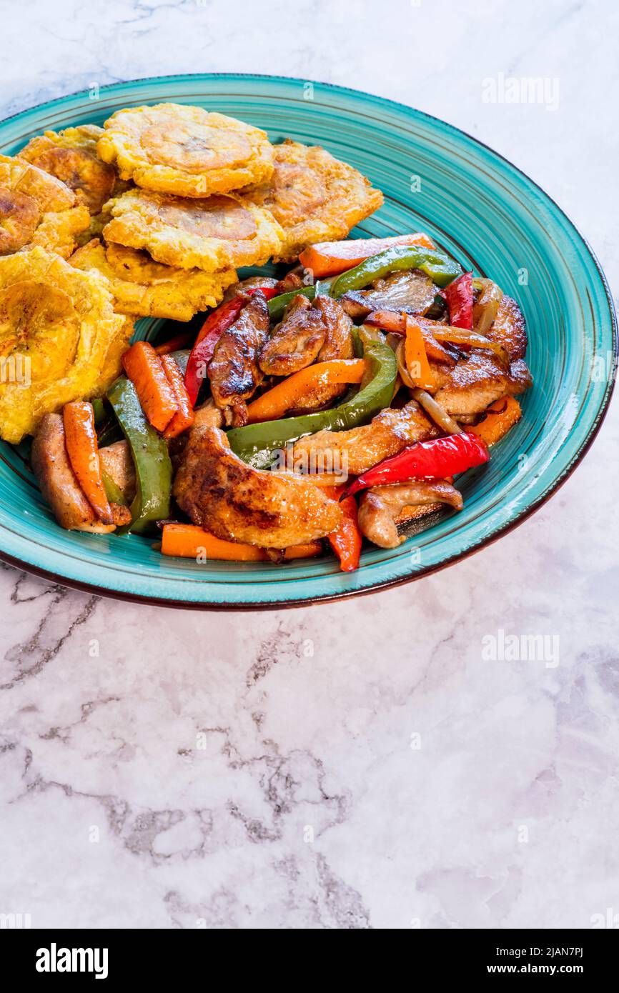 Gehacktes Steak oder Bistec Picao und Patacone oder Tostones sind frittierte grüne Kochbananen, die mit grünen Kochbananen, typisch lateinisches Essen, Panamá, zubereitet werden Stockfoto