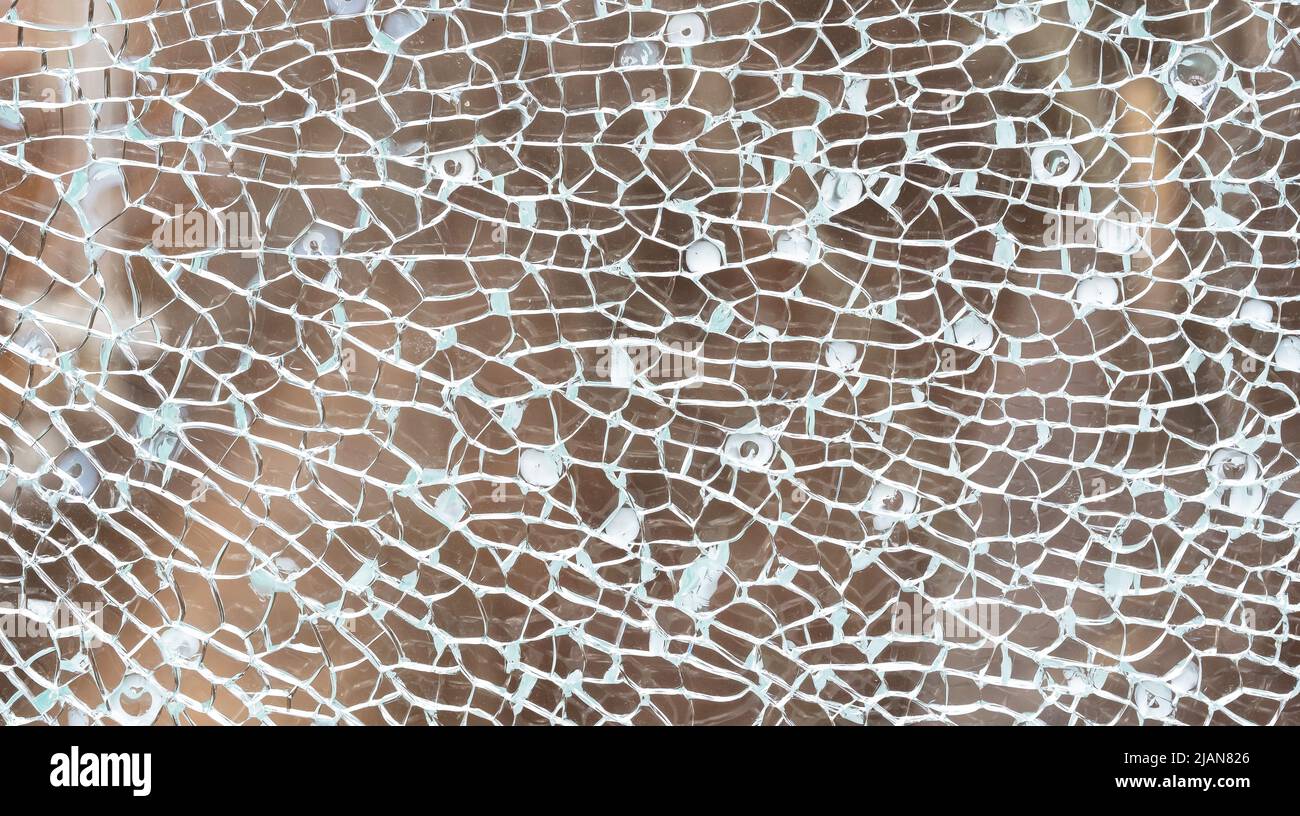 Gebrochenes gehärtetes Glas abstrakter Hintergrund Textur, zerbrochene Glasfenster Objekt Struktur Hintergrund, Objekt Makro Detail extreme Nahaufnahme, niemand. Dama Stockfoto
