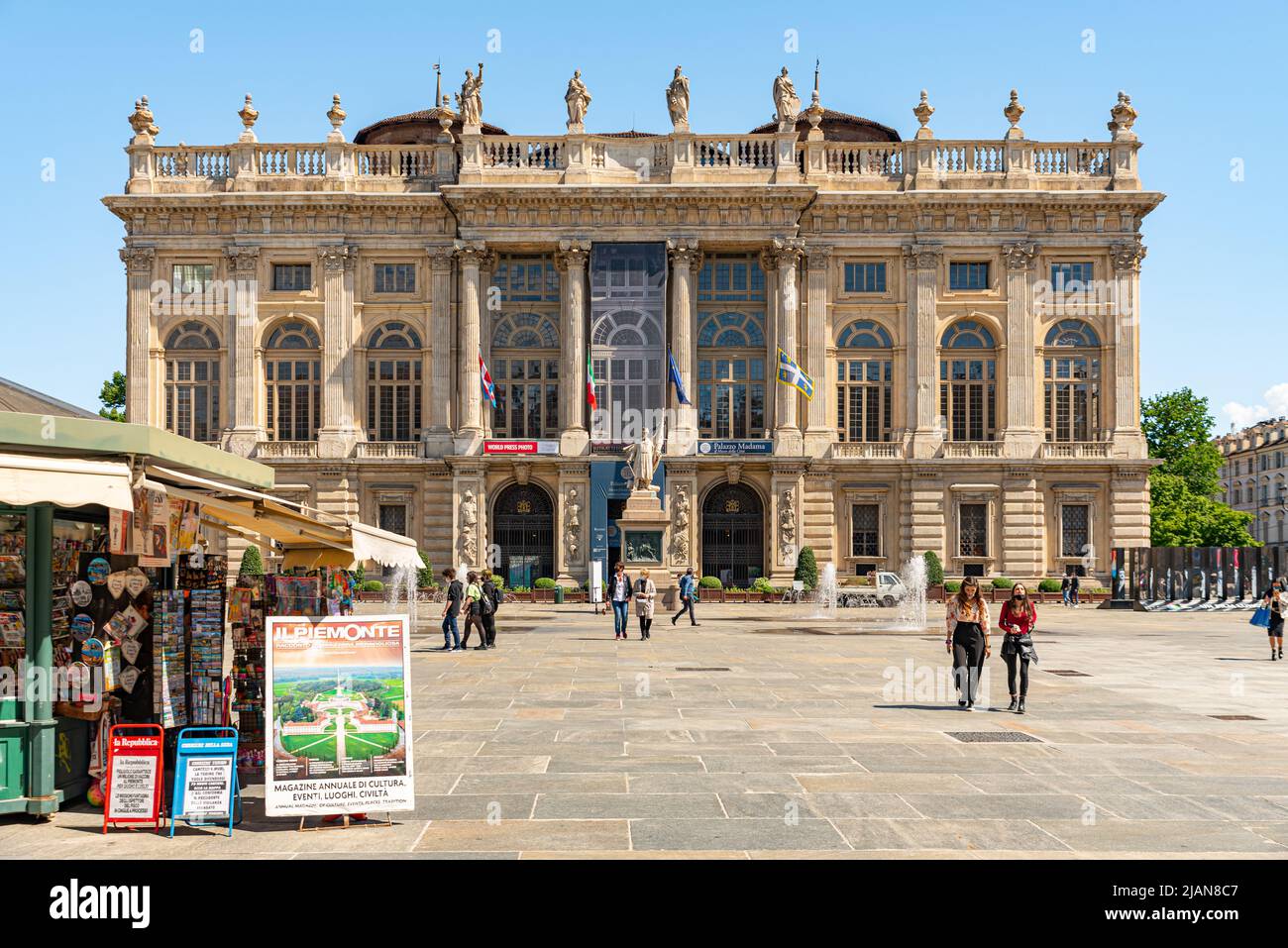 Turin, Italien. Blick auf die Piazza Castello und den Palazzo Madama im historischen Zentrum der Stadt mit einigen Leuten, die herumlaufen. 12..Mai 2021. Stockfoto
