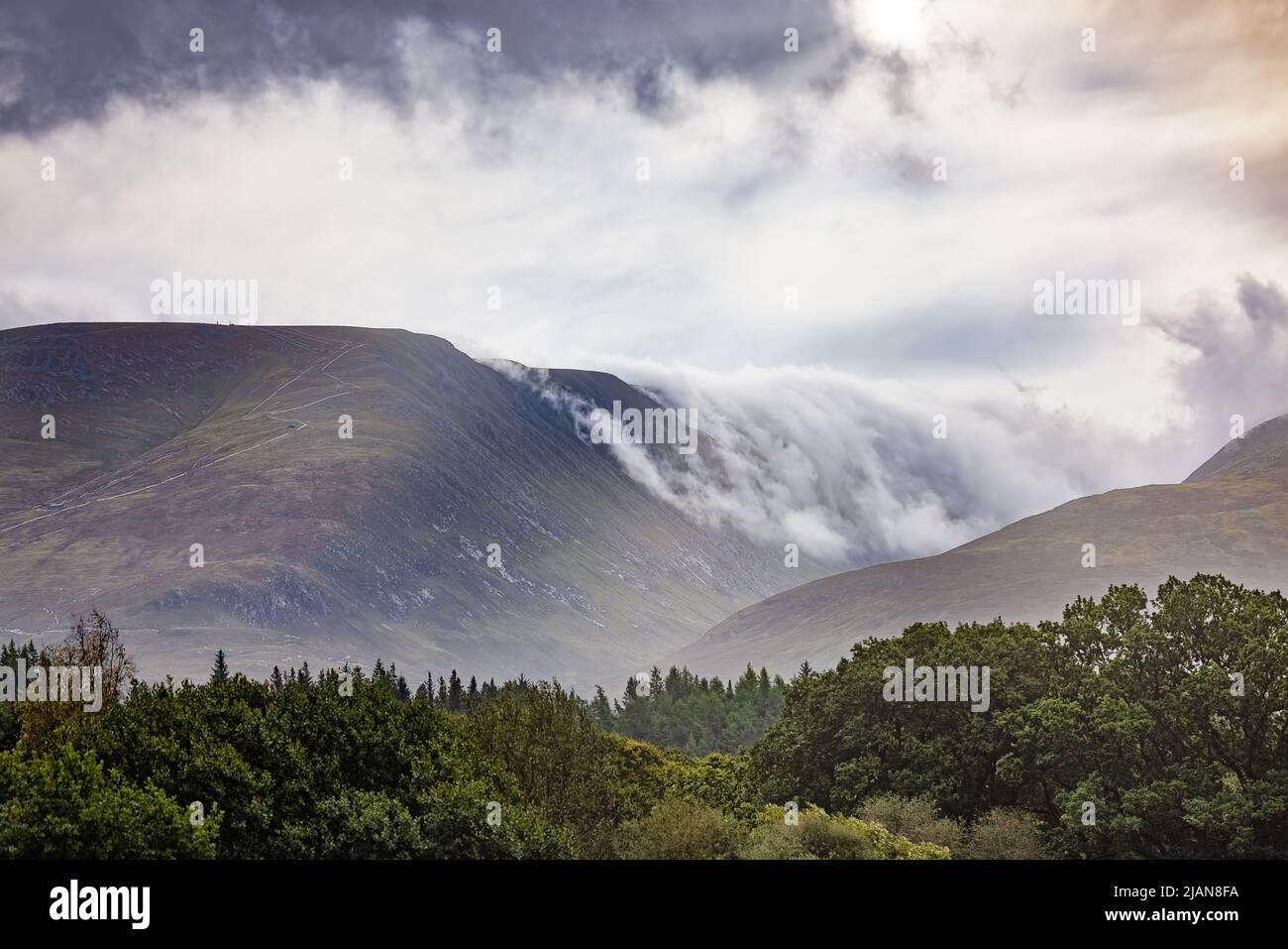 Nebel und seltsame Wolkenformationen über Aonach Mor in den West Highlands von Schottland. Stockfoto