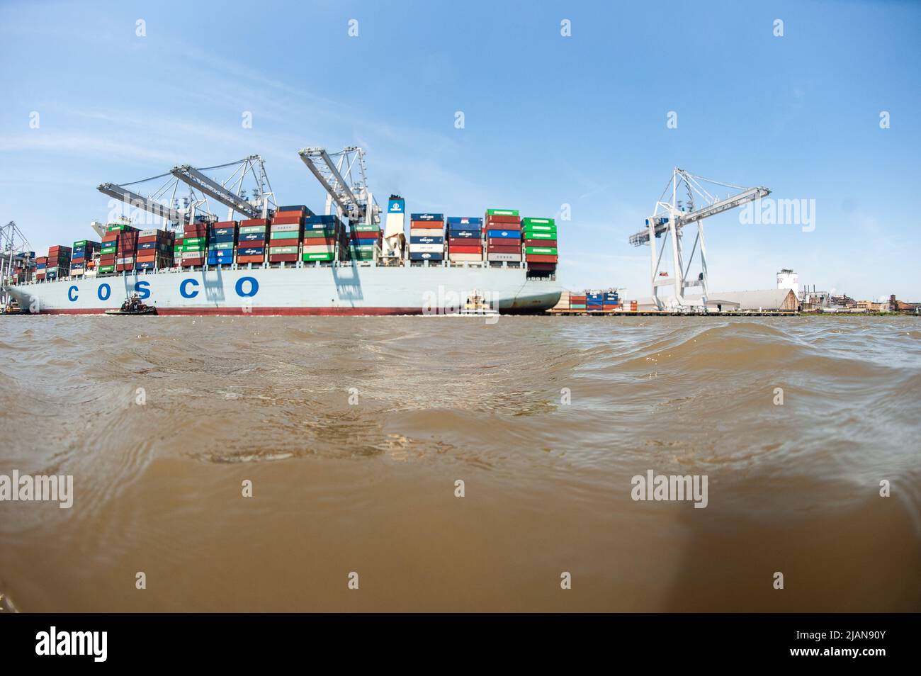 Das COSCO Development Containerschiff, das größte Schiff, das an der Ostküste angesetzt wurde, betrat den Hafen von Savannah River und steue zur Georgia Ports Authority Stockfoto