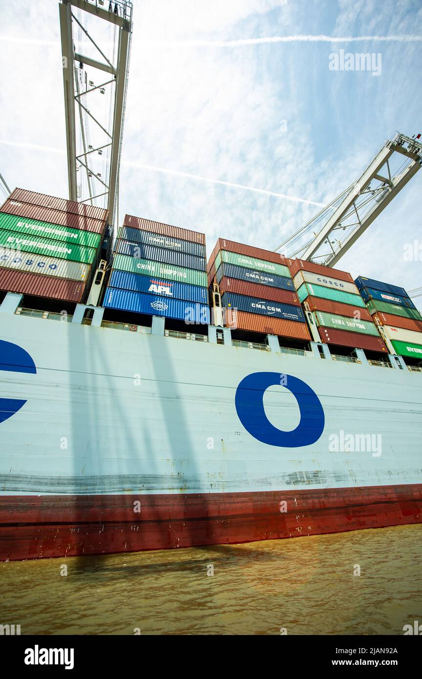 Das COSCO Development Containerschiff, das größte Schiff, das an der Ostküste angesetzt wurde, betrat den Hafen von Savannah River und steue zur Georgia Ports Authority Stockfoto