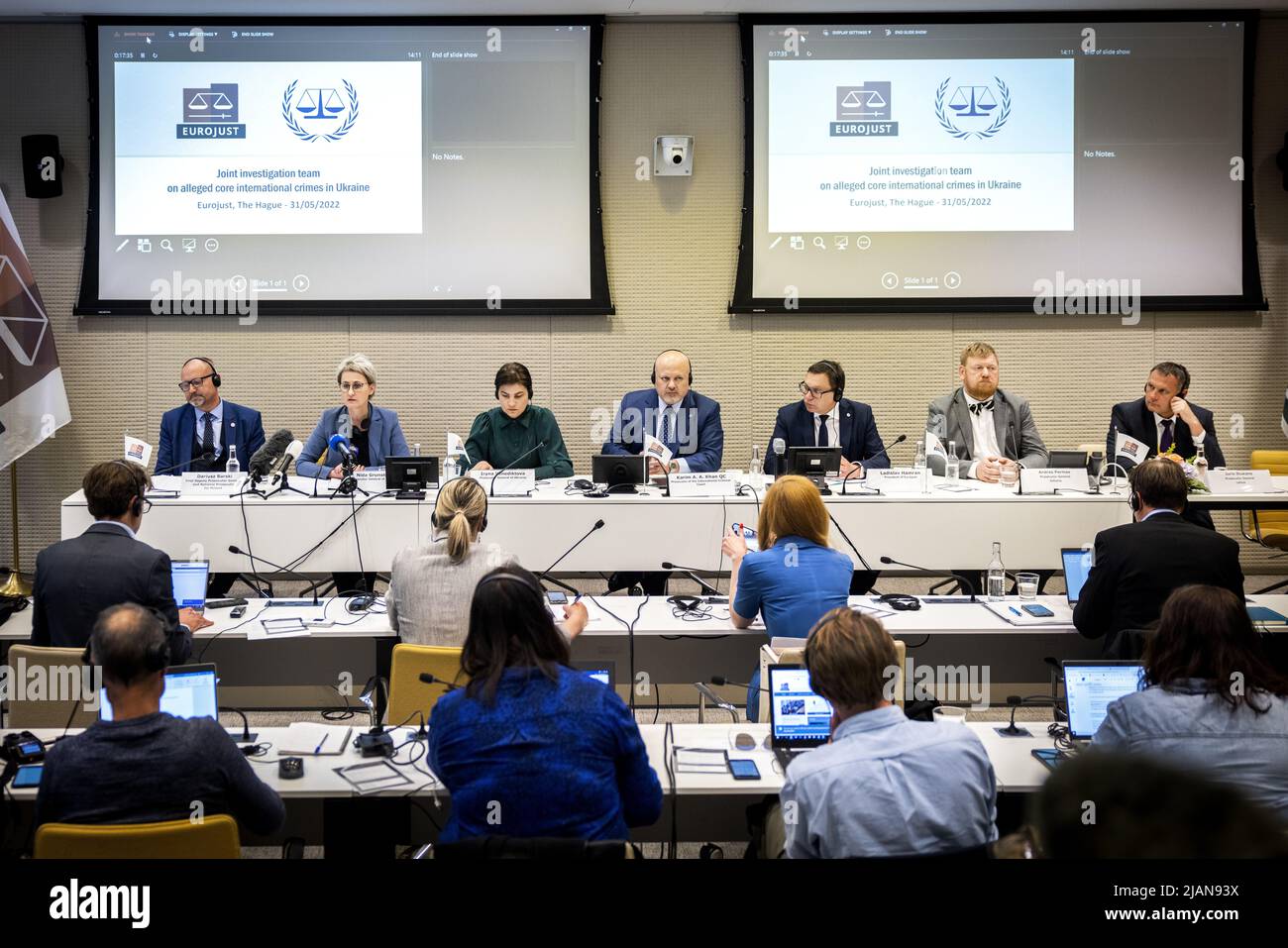 2022-05-31 14:14:15 DEN HAAG - (von links nach rechts) Herr Dariusz Barski (Staatsanwalt für Polen), Nida Grunskiene (Generalbundesanwaltschaft Litauens), Iryna Venediktova (Generalbundesanwaltschaft der Ukraine), Karim AA Khan (Staatsanwalt des IStGH), Ladislav Hamran (Präsident von Eurojust), Andres Parmas (Generalbundesanwalt Estland) und Juris Stuknans (Generalanwalt Lettland) auf einer Pressekonferenz von Eurojust und dem Internationalen Strafgerichtshof (IStGH) über die Untersuchung angeblicher schwerer internationaler Verbrechen, die in der Ukraine begangen wurden. ANP RAMON VAN FLYMEN niederlande Out - belgien Out Stockfoto