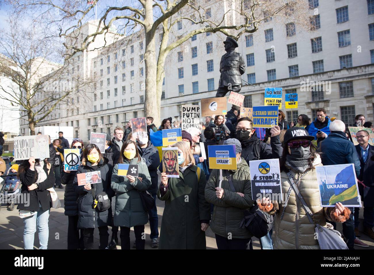 Die Teilnehmer treffen sich während des ‘Standes mit der Ukraine!’ Protest zur Unterstützung des Landes in der Nähe der Downing Street im Zentrum von London. Stockfoto