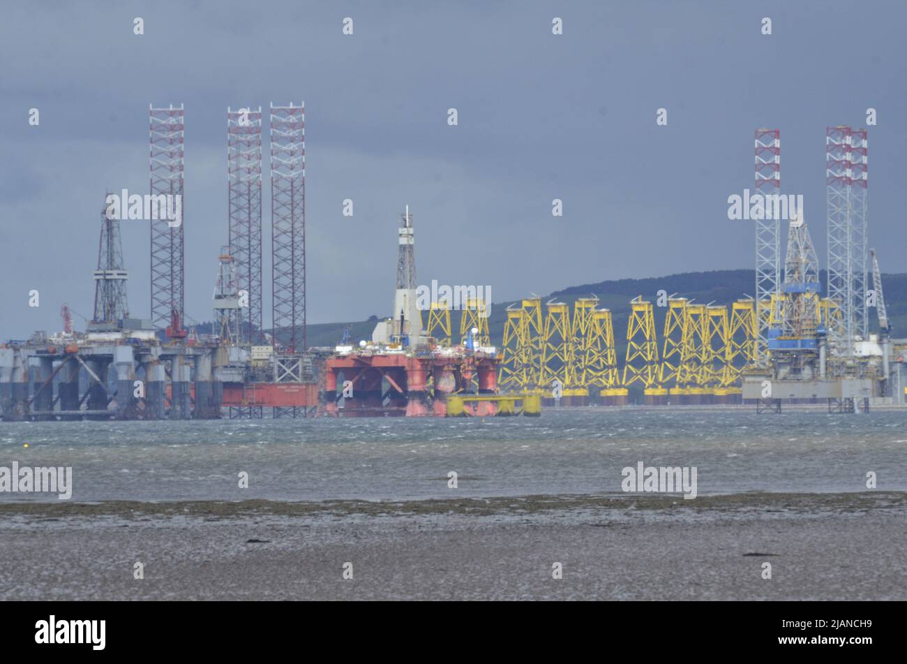 CROMARTY FIRTH, SCHOTTLAND, Großbritannien - 25. Mai 2022 - Bohrinseln und Plattformen für Offshore-Windenergieanlagen auf dem Gelände in Nigg im Cromarty Firth Stockfoto