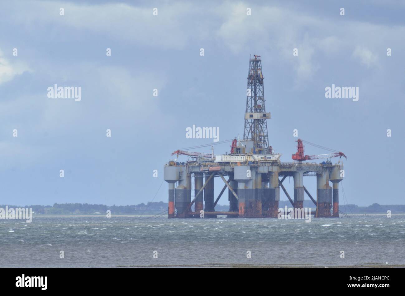 CROMARTY FIRTH, SCHOTTLAND, Großbritannien - Nordseeplattform für Öl und Gas in der Cromarty Firth, Schottland, Großbritannien Stockfoto