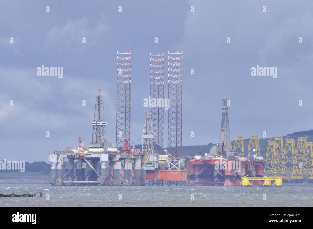 CROMARTY FIRTH, SCHOTTLAND, Großbritannien - 25. Mai 2022 - Bohrinseln und Plattformen für Offshore-Windenergieanlagen auf dem Gelände in Nigg im Cromarty Firth Stockfoto