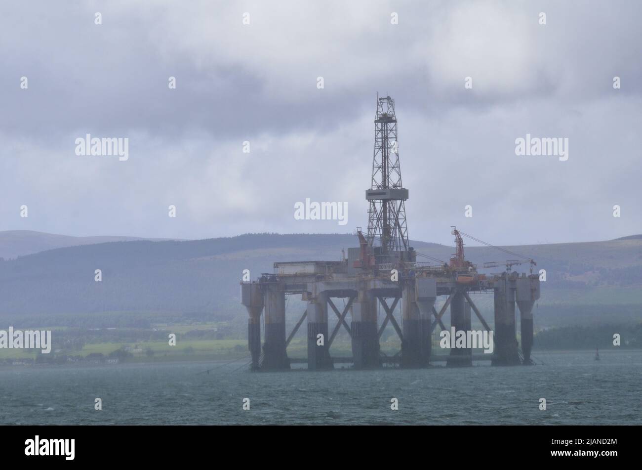 CROMARTY FIRTH, SCHOTTLAND, Großbritannien - Nordseeplattform für Öl und Gas in der Cromarty Firth, Schottland, Großbritannien Stockfoto