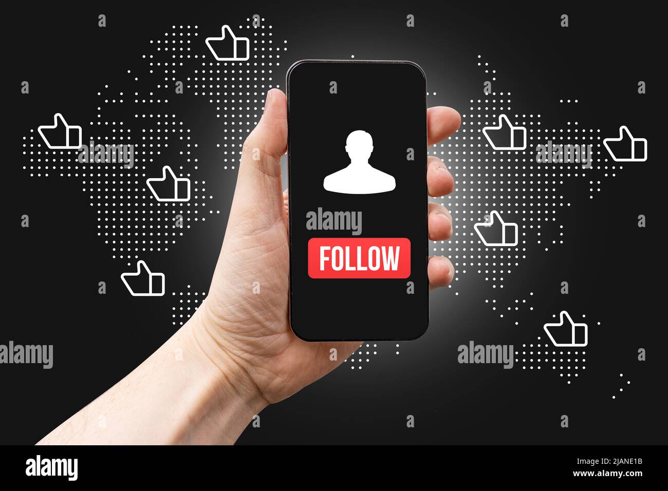 Konzept der sozialen Medien. Person hält Smartphone mit Follow-Taste auf Weltkarte Hintergrund mit Daumen nach oben Symbole Stockfoto