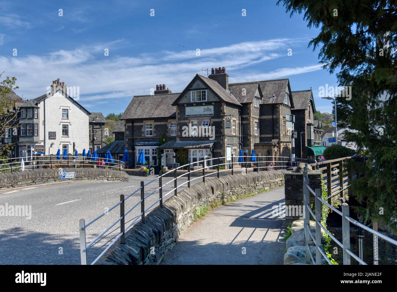 Coniston, Vereinigtes Königreich - 21. April 2022 : das Yewdale Inn im Zentrum der Stadt ist ein beliebtes Pub und Restaurant Stockfoto