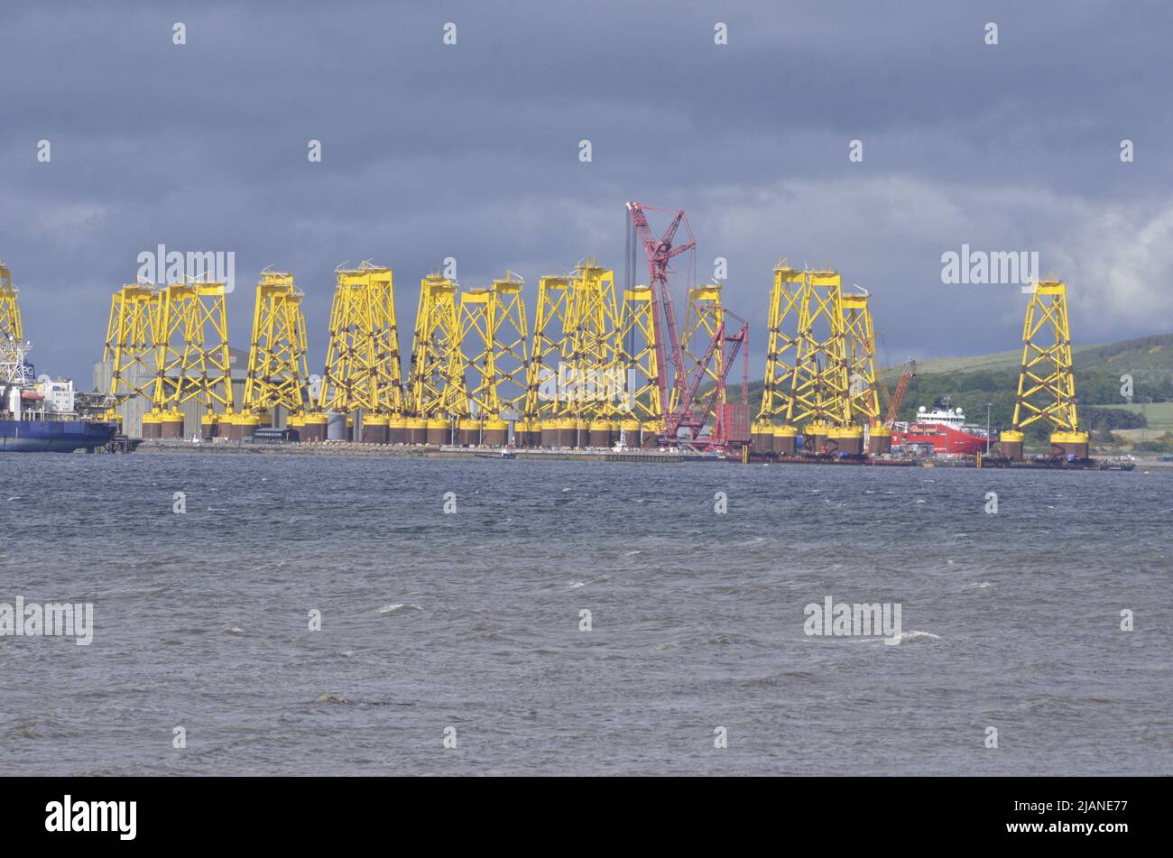 CROMARTY FIRTH, SCHOTTLAND, Großbritannien - 25. Mai 2022 - Bohrinseln und Plattformen für Offshore-Windenergieanlagen auf dem Gelände in Nigg im Cromarty Firth Stockfoto