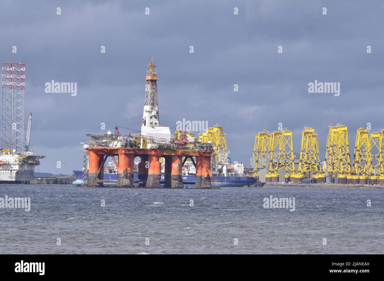 CROMARTY FIRTH, SCHOTTLAND, Großbritannien - 25. Mai 2022 - Bohrinseln und Plattformen für Offshore-Windenergieanlagen auf dem Gelände in Nigg im Cromarty Firth Stockfoto
