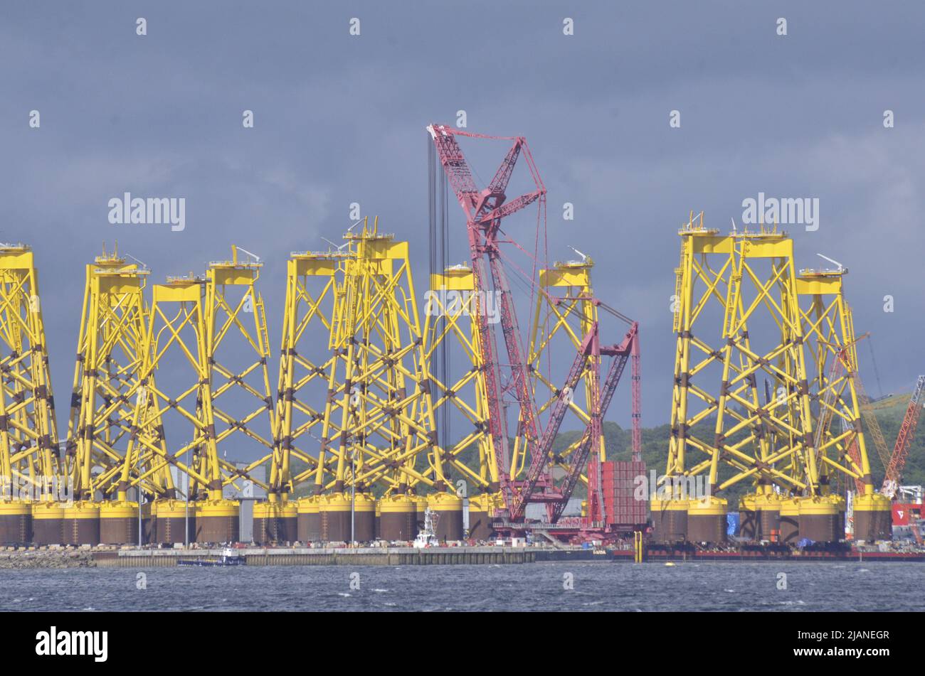 CROMARTY FIRTH, SCHOTTLAND, Großbritannien - 25. Mai 2022 - Bohrinseln und Plattformen für Offshore-Windenergieanlagen auf dem Gelände in Nigg im Cromarty Firth Stockfoto