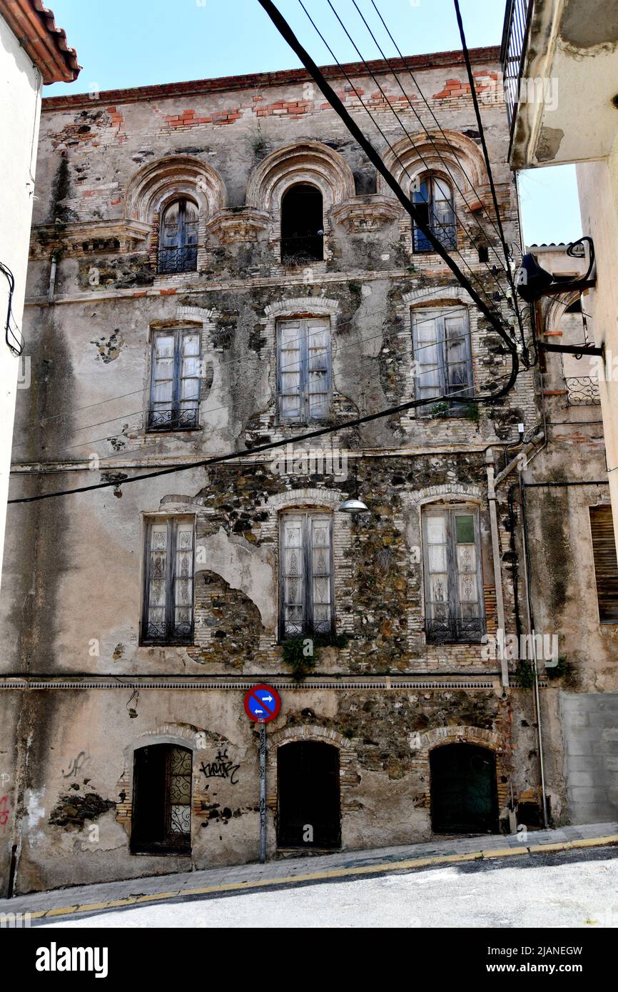 Das spanisch-katalanische Grenzdorf Portbou, das an Frankreich und Spanien mit vernachlässigten heruntergekommenen Gebäuden grenzt Stockfoto