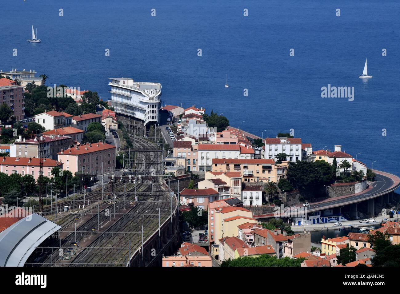 Die französische Grenzstadt Cerbere eine Eisenbahnstadt in den Pyrénées-Orientales an der Grenze zwischen Frankreich und Spanien Stockfoto