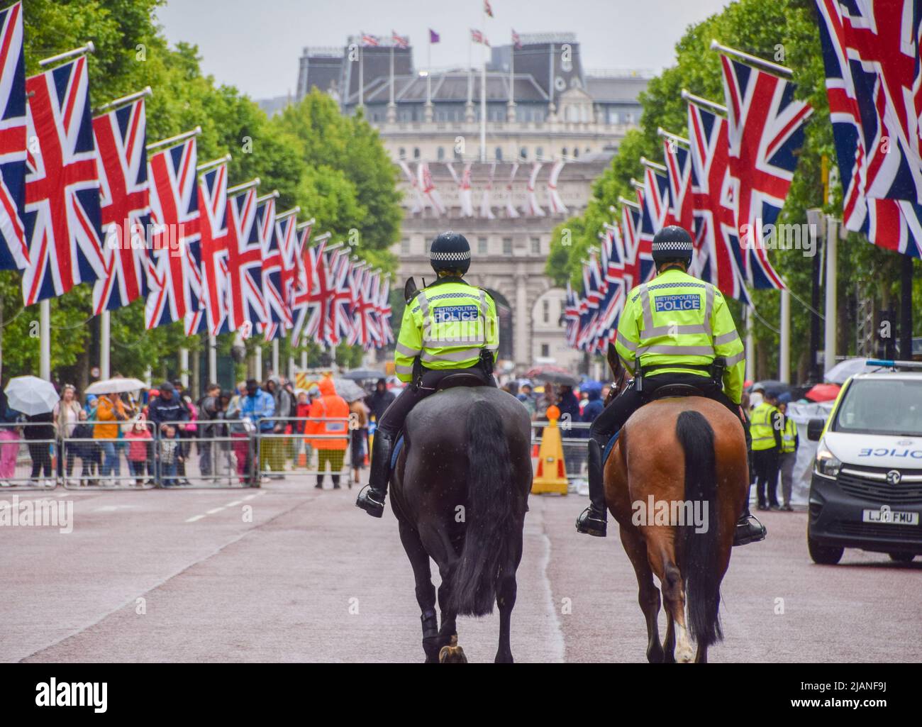 London, Großbritannien. 31.. Mai 2022. Die Polizei auf Pferden patrouilliert in der Mall, während die Vorbereitungen für das Platinum Jubilee der Königin am Buckingham Palace kurz vor der Fertigstellung stehen, anlässlich des 70.. Jahrestages der Thronbesteigung der Königin. Verschiedene Veranstaltungen finden an einem speziellen, erweiterten Wochenende vom 2.. Bis 5.. Juni statt. (Foto: Vuk Valcic/SOPA Images/Sipa USA) Quelle: SIPA USA/Alamy Live News Stockfoto