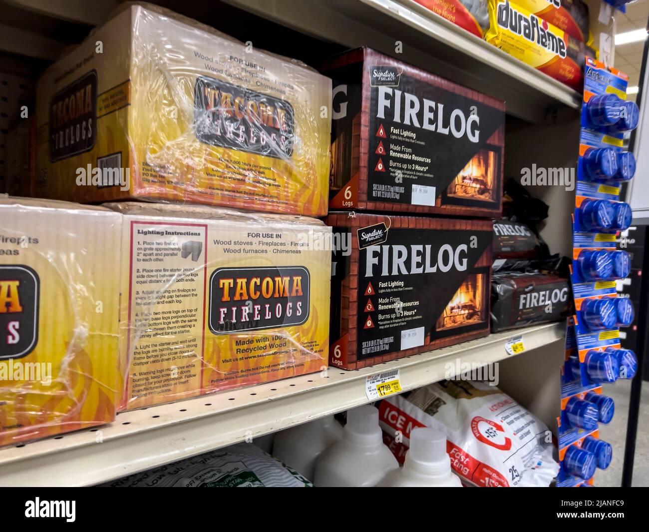 Woodinville, WA USA - ca. Mai 2022: Abgewinkelte Ansicht von Indoor-Feuermeldern zum Verkauf in einem Haggen-Lebensmittelgeschäft Stockfoto