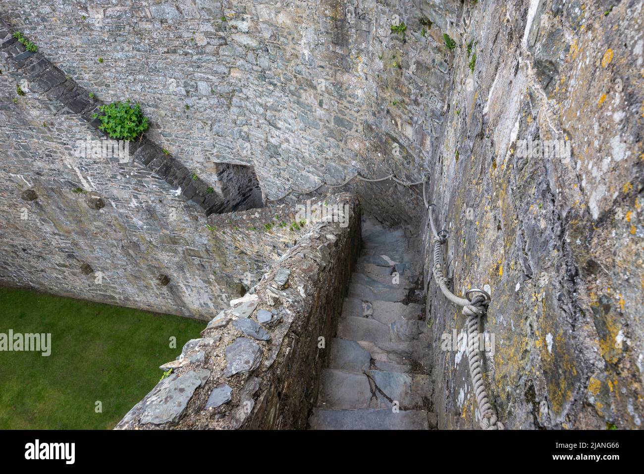Harlech Castle, ein denkmalgeschütztes Gebäude der Klasse I und UNESCO-Weltkulturerbe an der Küste von Nord-Wales. Enge Stufen von den Zinnen hinunter. Stockfoto