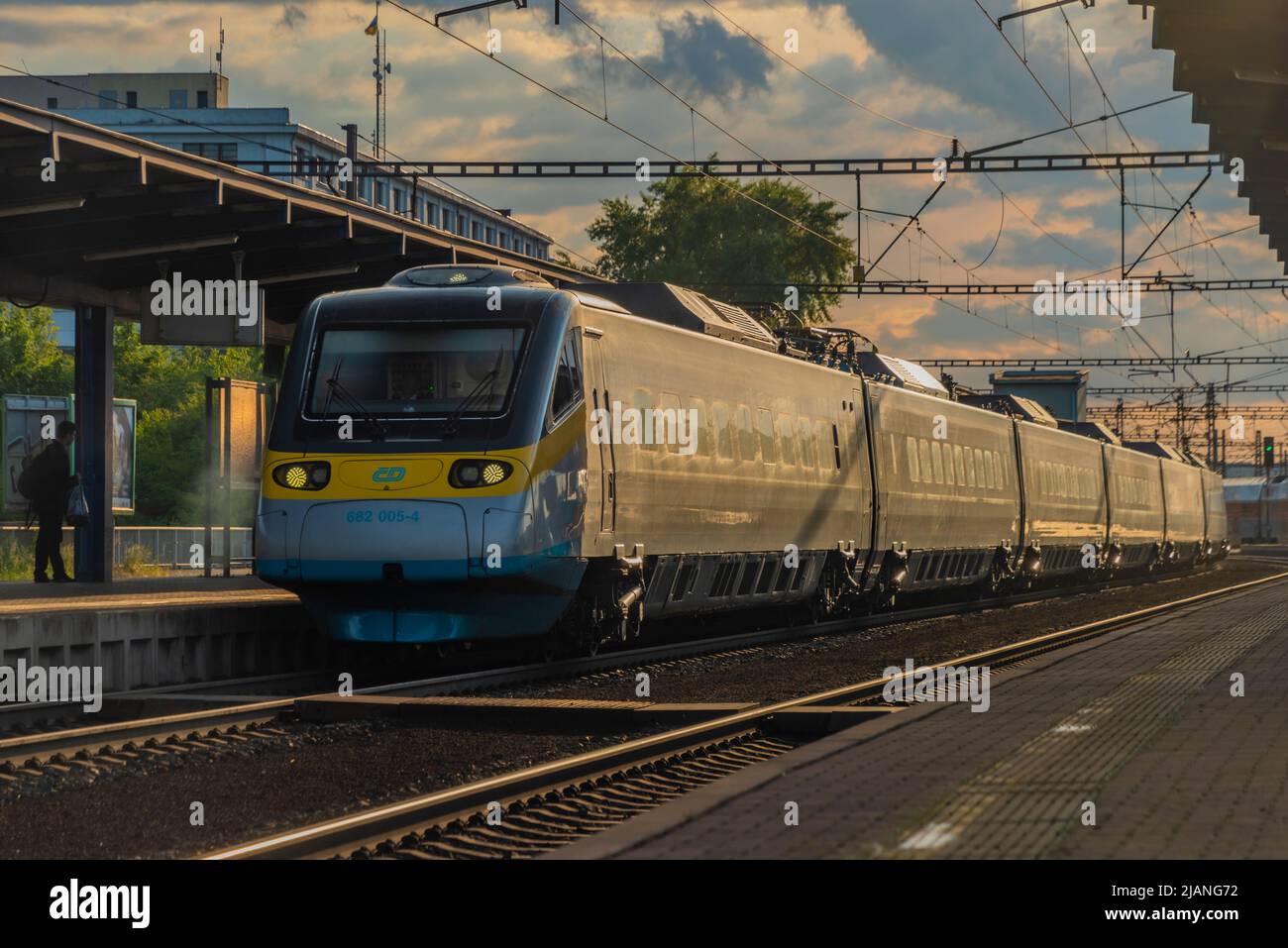 Hochgeschwindigkeitszug in Praha Liben Bahnhof im Frühling sonnig frischen Abend Stockfoto