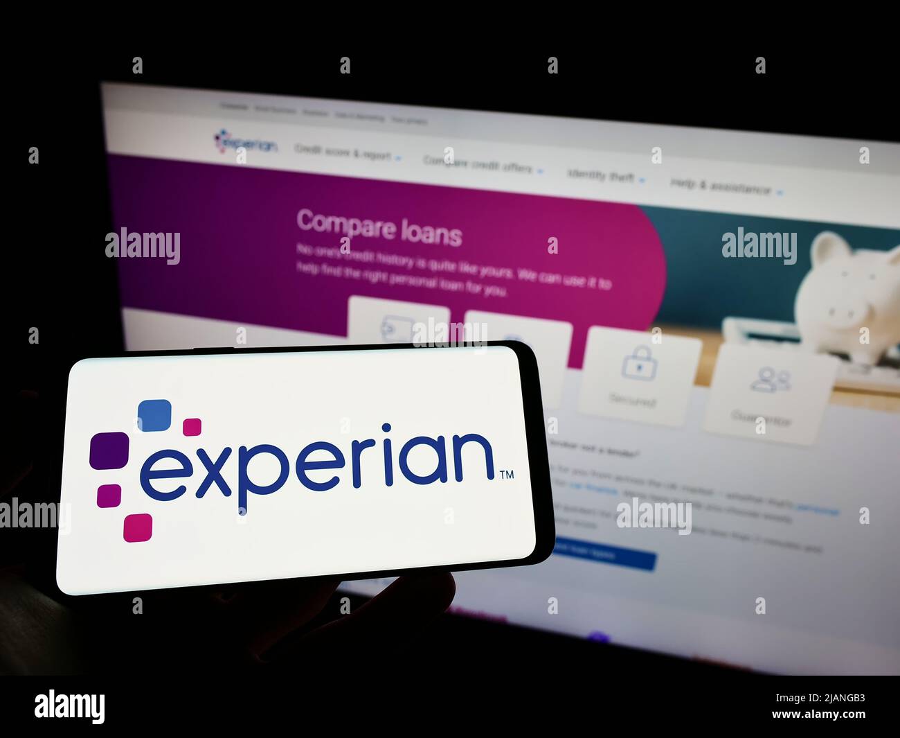 Person, die das Smartphone mit dem Logo des Kreditausstellers Experian plc auf dem Bildschirm vor der Website hält. Konzentrieren Sie sich auf die Telefonanzeige. Stockfoto