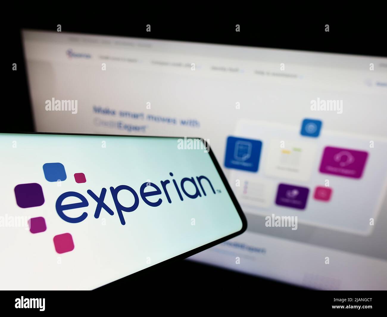 Mobiltelefon mit Logo des Kreditausstellers Experian plc auf dem Bildschirm vor der Unternehmenswebsite. Konzentrieren Sie sich auf die Mitte links des Telefondisplays. Stockfoto