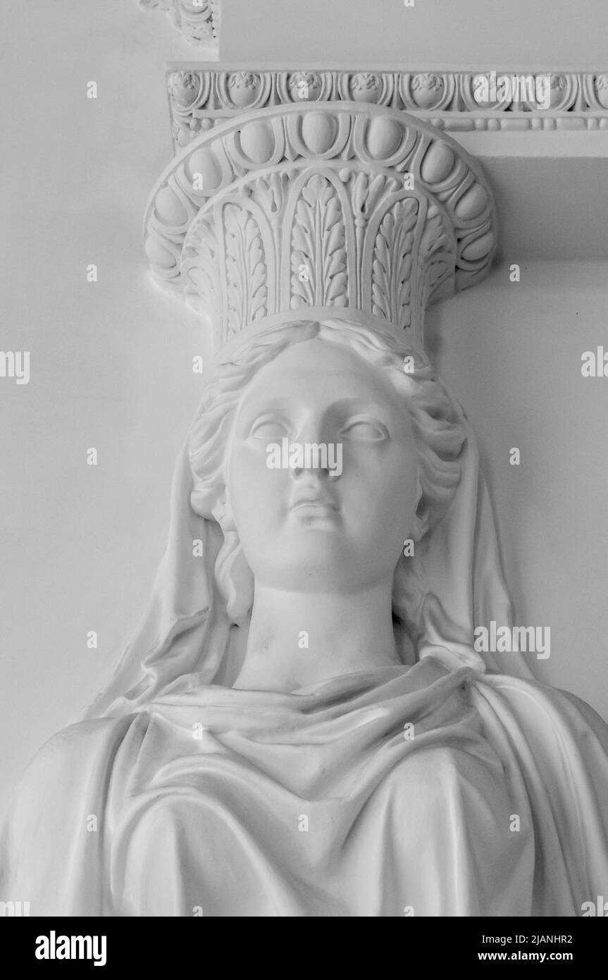 Statue der Frau. Marmorskulptur weibliche Büste. Caryatid gebeizte Skulptur schmückt die alte Hausfassade Stockfoto