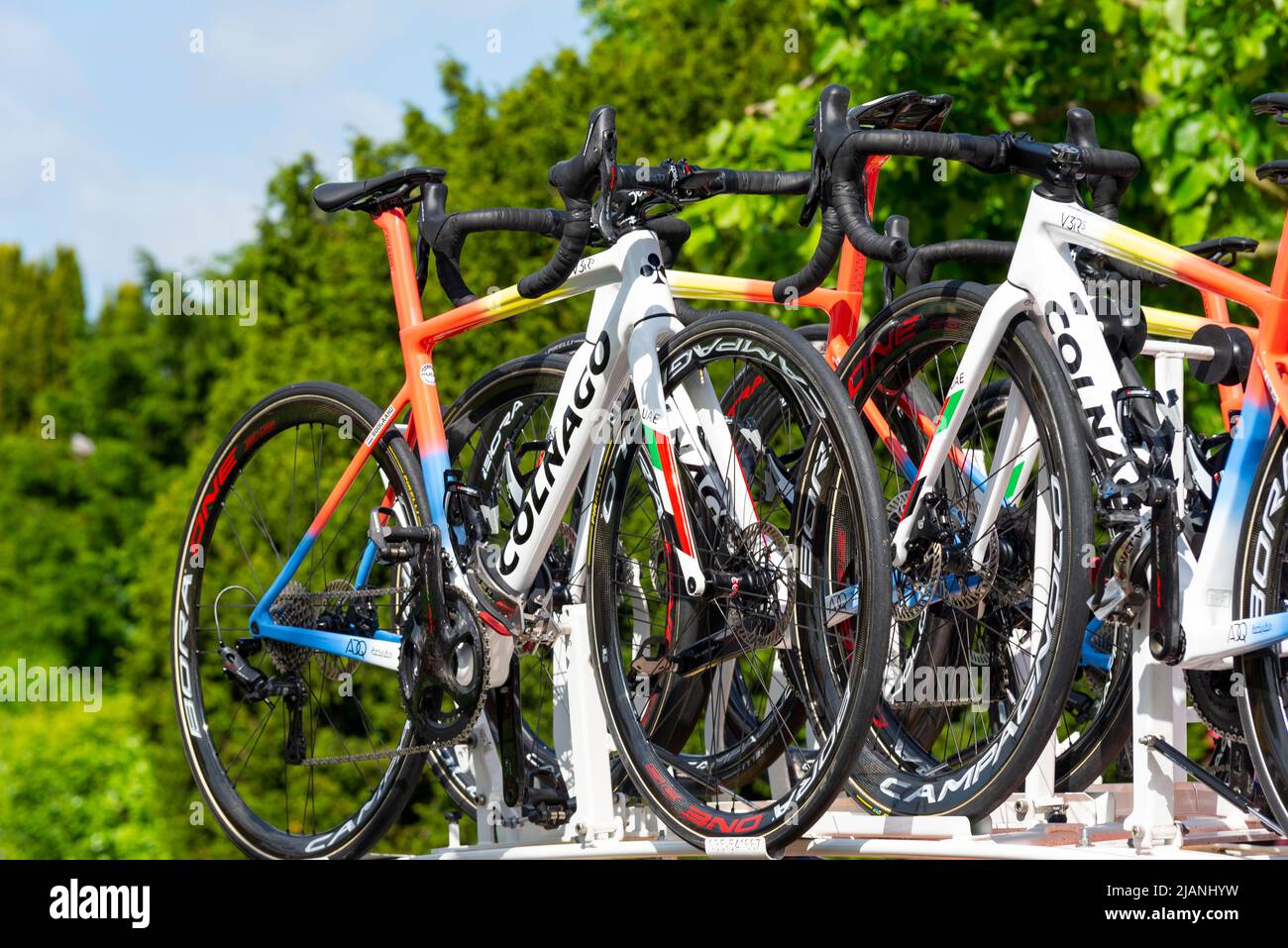 Ersatzfahrräder von Colnago im Promenadenpark für die Etappe 1 des RideLondon Classique Women's UCI-Radrennens in Maldon, Essex, Großbritannien Stockfoto