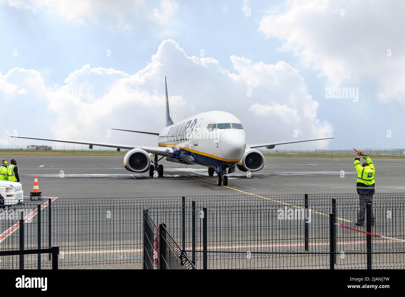 Paris, Frankreich - 19. März 2018: Boeing 737 NG max von der Ryanair-Fluggesellschaft rollt und stoppt nach den Anweisungen des Flughafenpersonals in Stockfoto