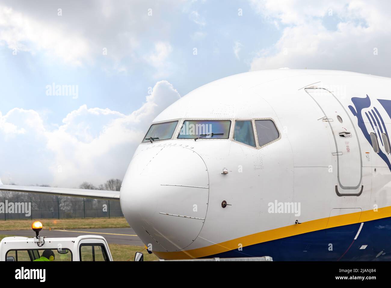 Paris, Frankreich - 19. März 2018: Boeing 737 NG max der Ryanair-Fluggesellschaft im Rückstoß-Manöver am Flughafen Paris-Charles de Gaulle Stockfoto