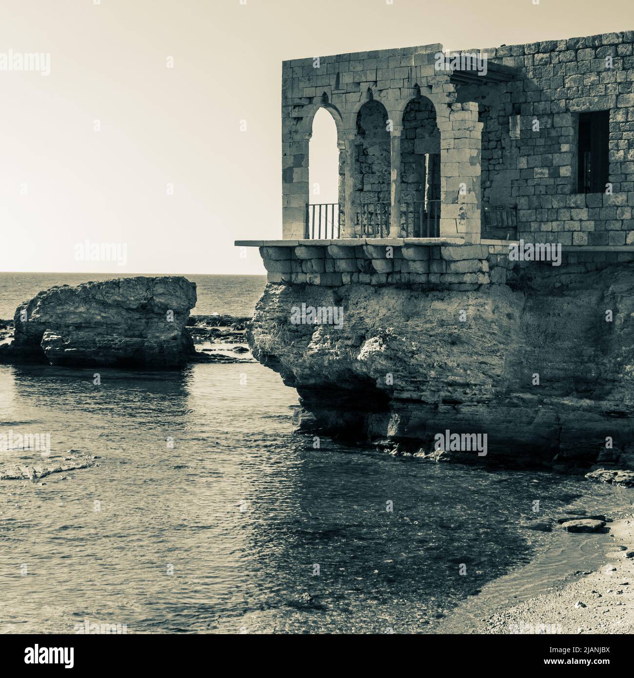 Eine Stadt mit Bildern von Kirchen, alten historischen Häusern und Zielen zur phönizischen Mauer von Batroun im Libanon Stockfoto