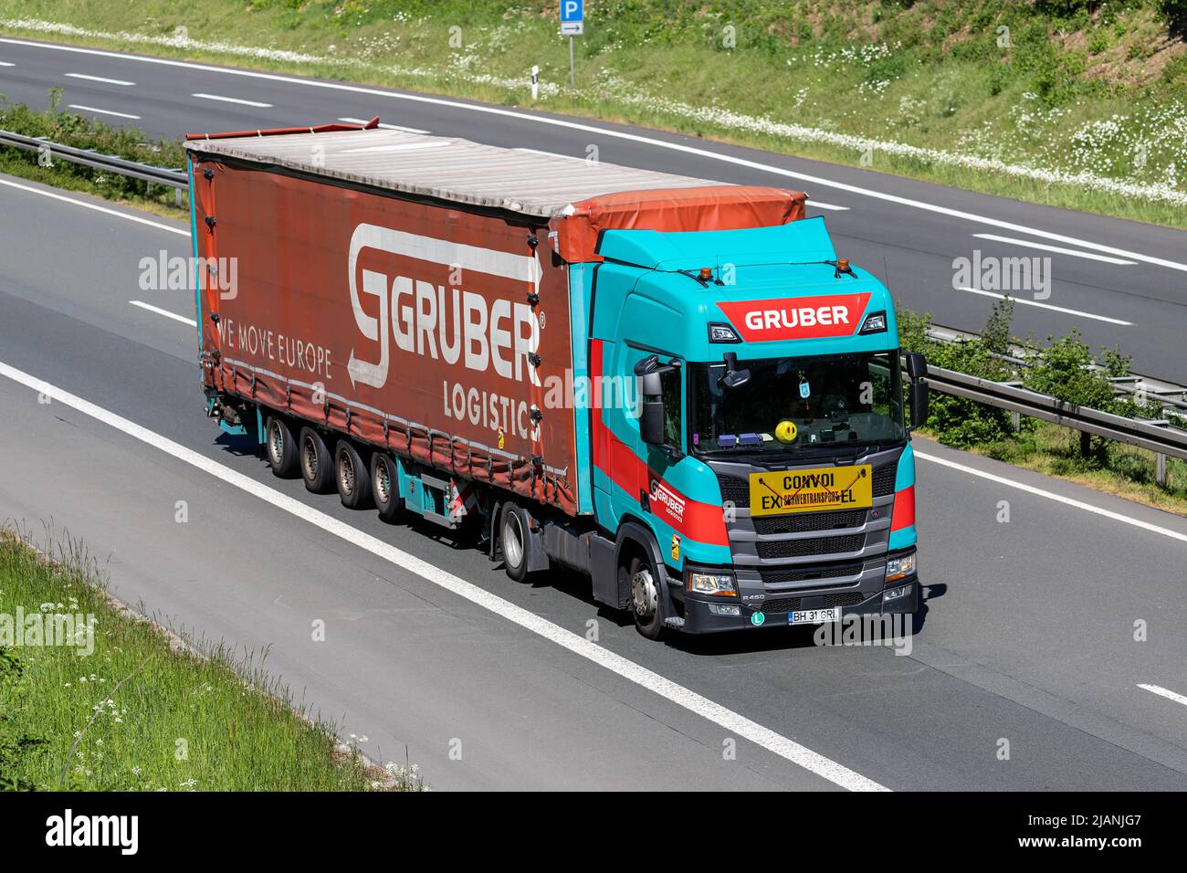 Gruber Logistics Scania R450 LKW mit Curtainside Anhänger auf der Autobahn. Stockfoto
