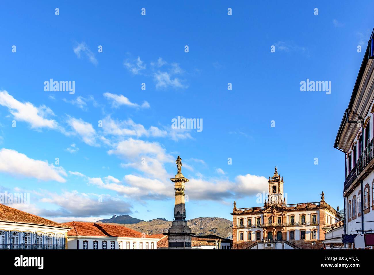 Der zentrale Platz Ouro Preto mit seinen historischen Gebäuden im Kolonialstil und den von der Nachmittagssonne beleuchteten Bergen Stockfoto