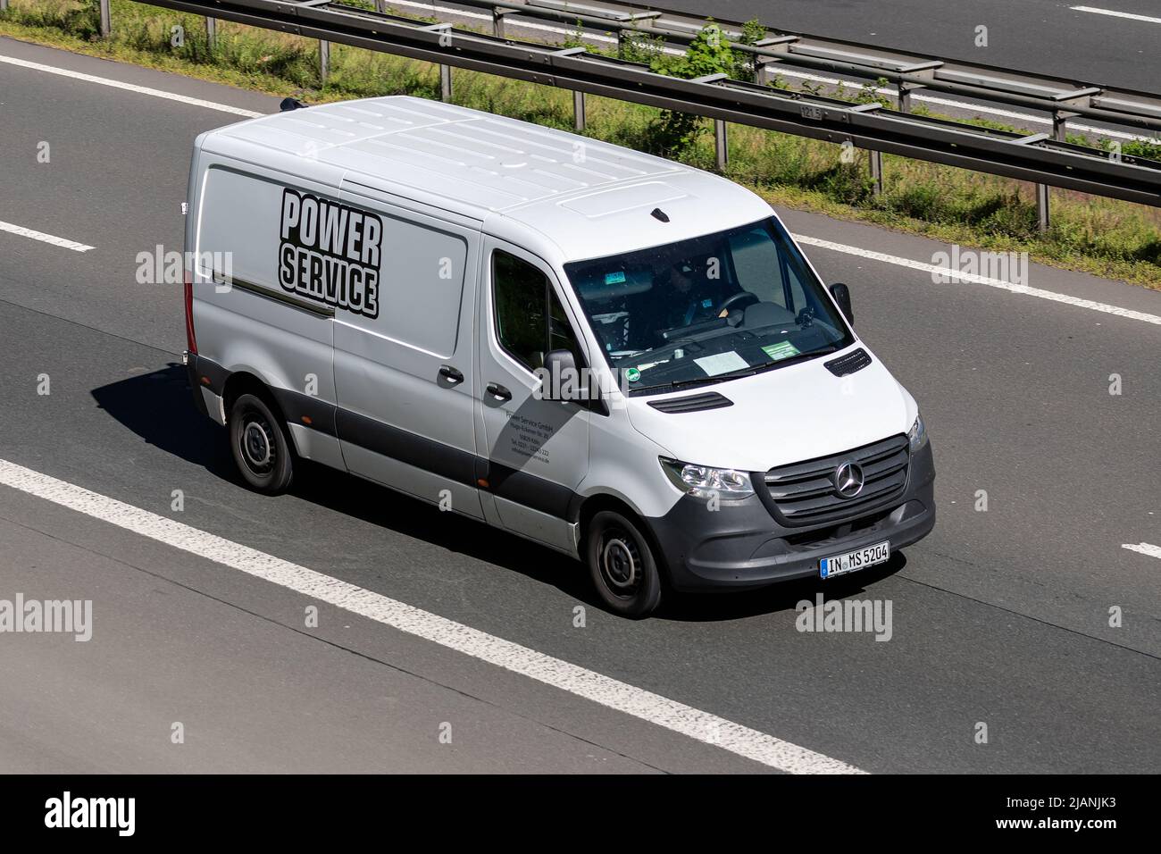 Power Service Mercedes-Benz Sprinter Transporter auf der Autobahn. Stockfoto