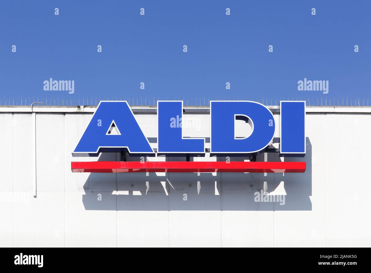 Flensburg, Deutschland - 4. Juni 2016: Aldi-Schild an einer Wand. Aldi ist eine weltweit führende Discounter-Supermarktkette mit über 9 000 Geschäften in 18 Ländern Stockfoto