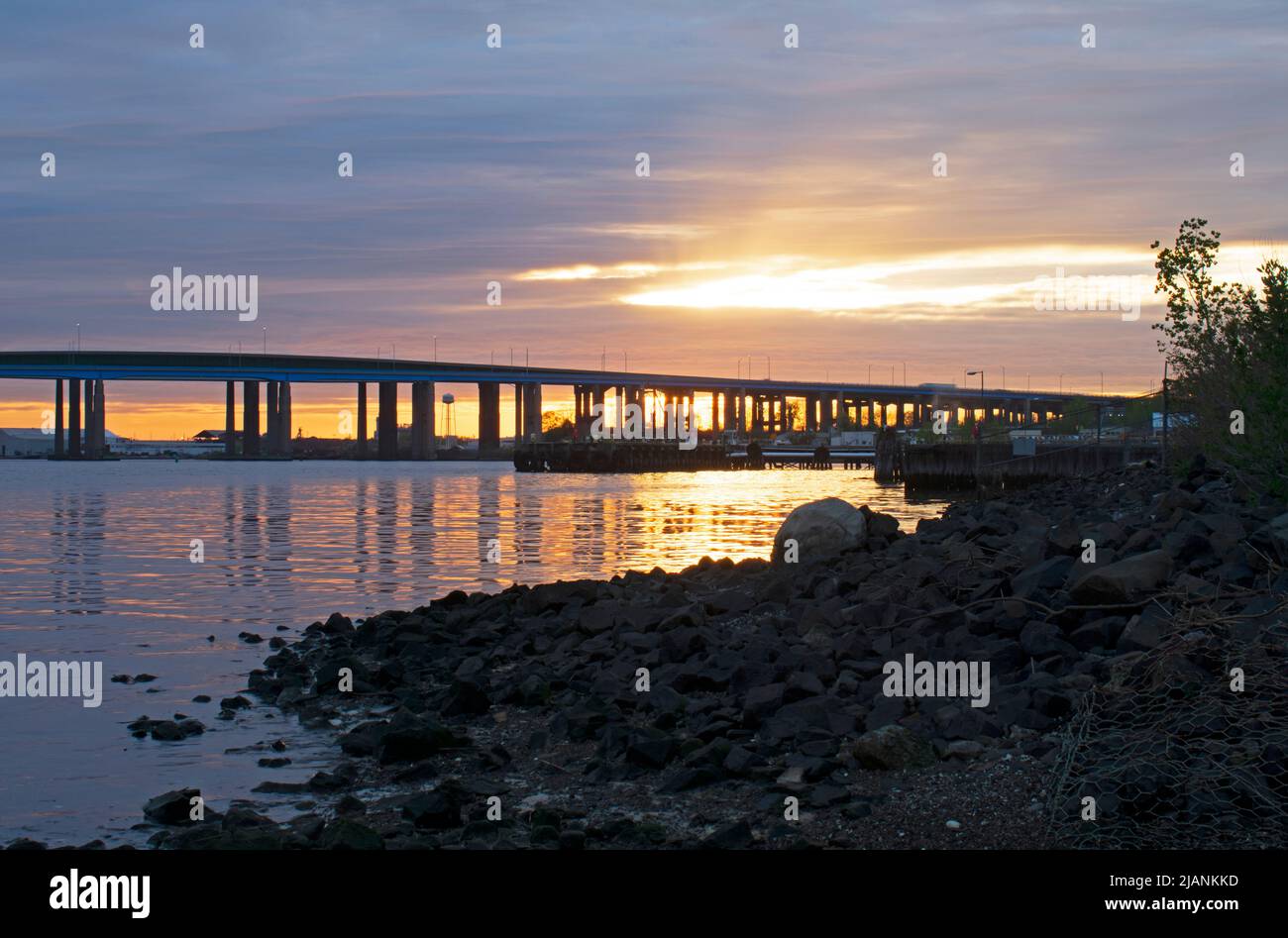 Thomas A. Edison (Route 9) und Gouverneur Alfred E. Driscoll (Garden State Parkway) überbrücken den Raritan River an einem bewölkten Tag bei Sonnenuntergang -04 Stockfoto