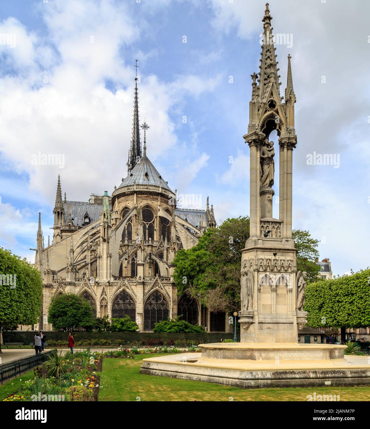 Paris, Frankreich, 1. April 2017: Apsis Notre-Dame de Paris und La fontaine de la Vierge vom Platz Jean-XXIII. Erbaut in französischer gotischer Architektur Stockfoto