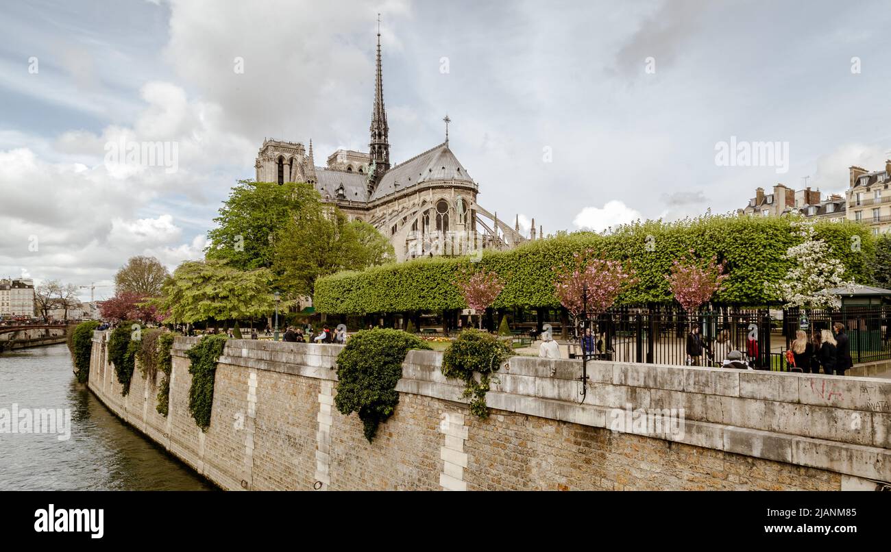 Paris, Frankreich, 1. April 2017: Apsis Notre-Dame de Paris und La fontaine de la Vierge vom Platz Jean-XXIII. Erbaut in französischer gotischer Architektur Stockfoto