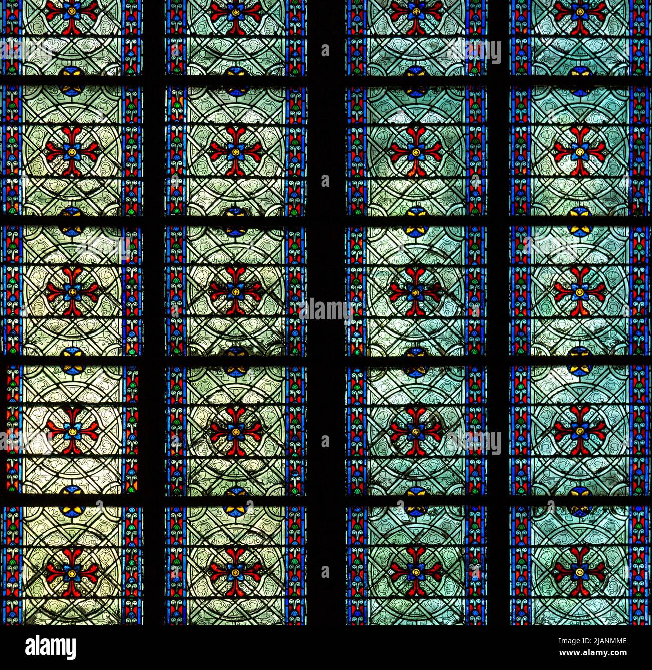 Paris, Frankreich, 27. März 2017: Buntglasfenster an der Kathedrale Notre Dame. Die Kirche Notre Dame ist eine der beliebtesten Touristenattraktionen in Paris. Innen Stockfoto