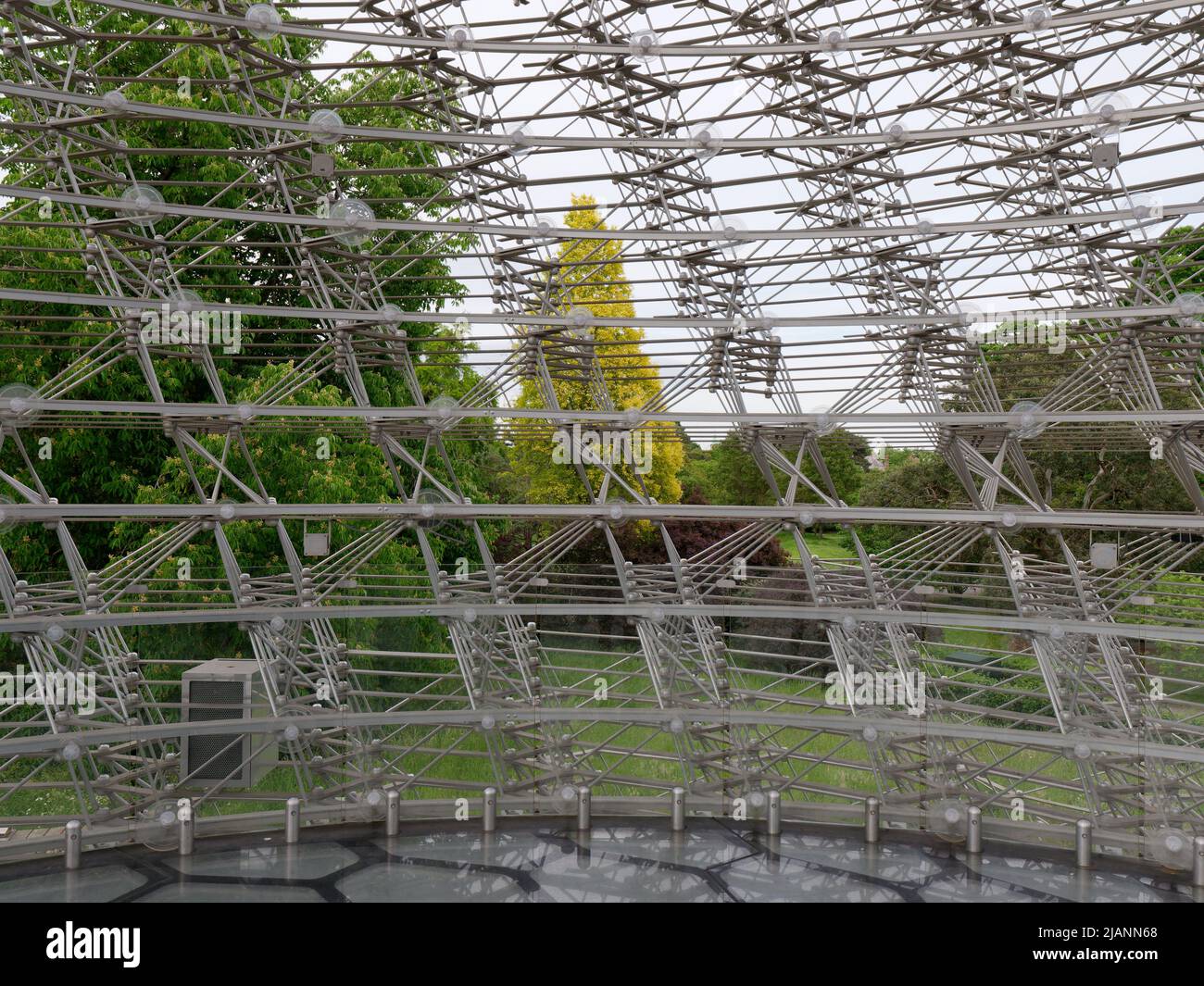 Richmond, Greater London, England, Mai 18 2022: Royal Botanic Gardens Kew. Interieur des Hive von Wolfgang Buttress, eine Struktur entworfen, um zu feiern Stockfoto